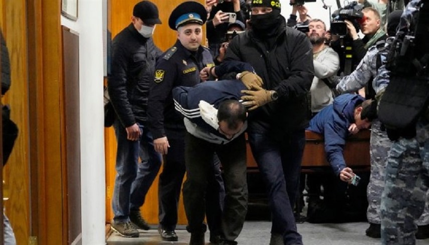 شرطي روسي يقود متورطاً في هجوم داعش الإرهابي في موسكو بعد اعتقاله (أرشيف)