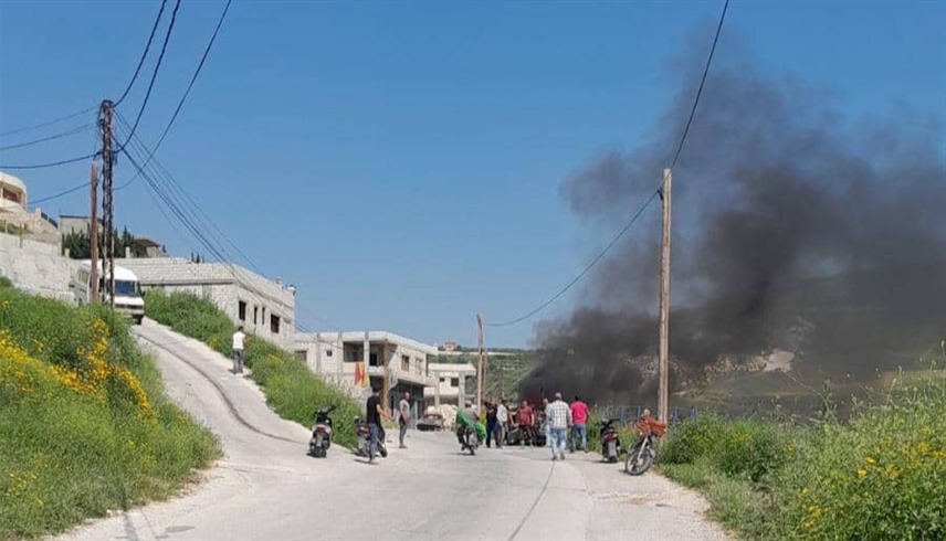 صورة متداولة تظهر الدخان يتصاعد من سيارة استهدفتها مسيّرة إسرائيلية (إكس)