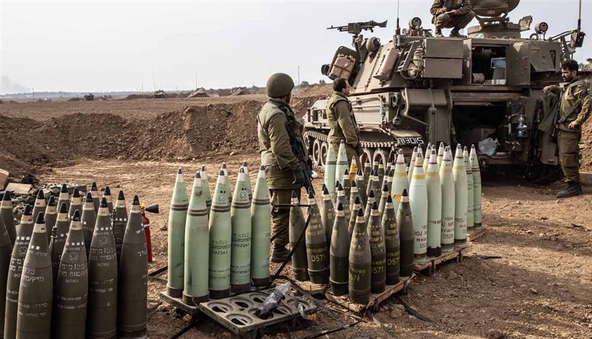 جنود إسرائيليون وقذائف دبابات قرب غزة (أرشيف)