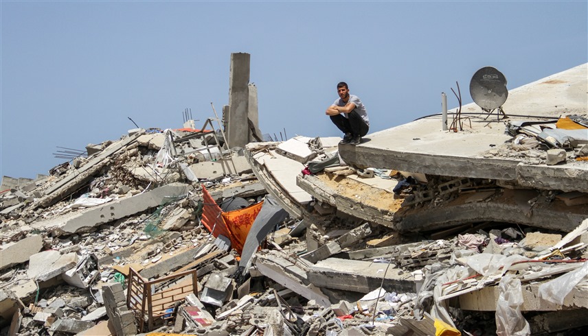 فلسطيني فوق ركام منزله المدمر في غزة (أرشيف)