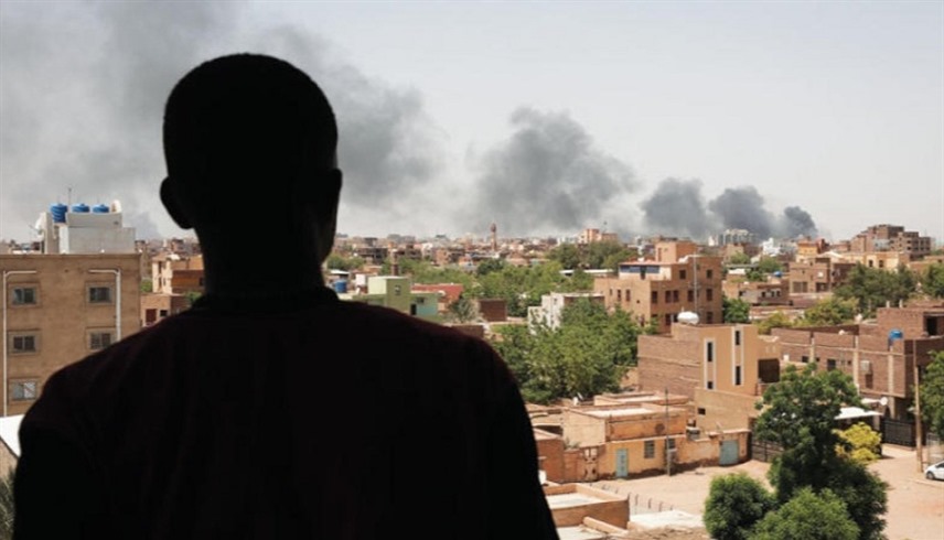 تصاعد الدخان في السودان بعد اشتباكات بين الجيش والدعم السريع (أرشيف)