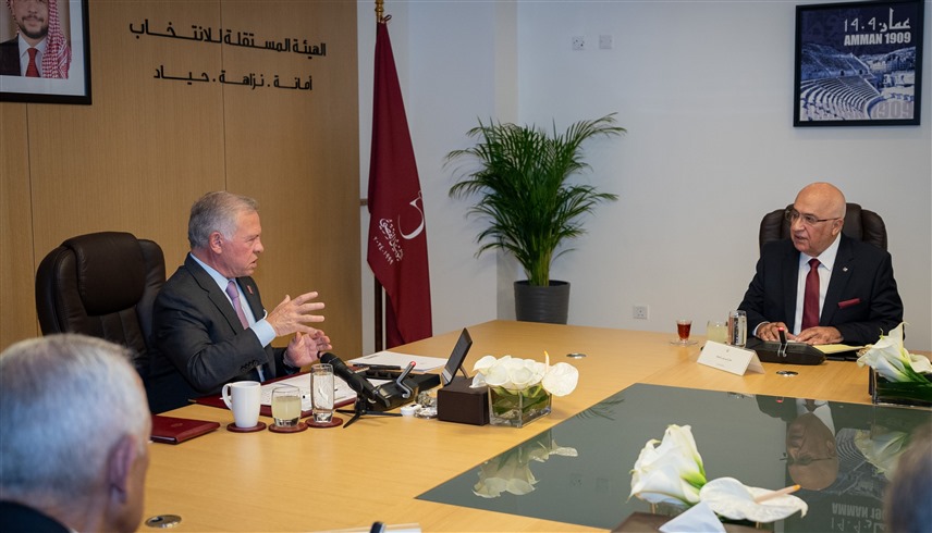 العامل الأردني الملك عبدالله الثاني وموسى المعايطة رئيس مجلس مفوضي الهيئة المستقلة (بترا)