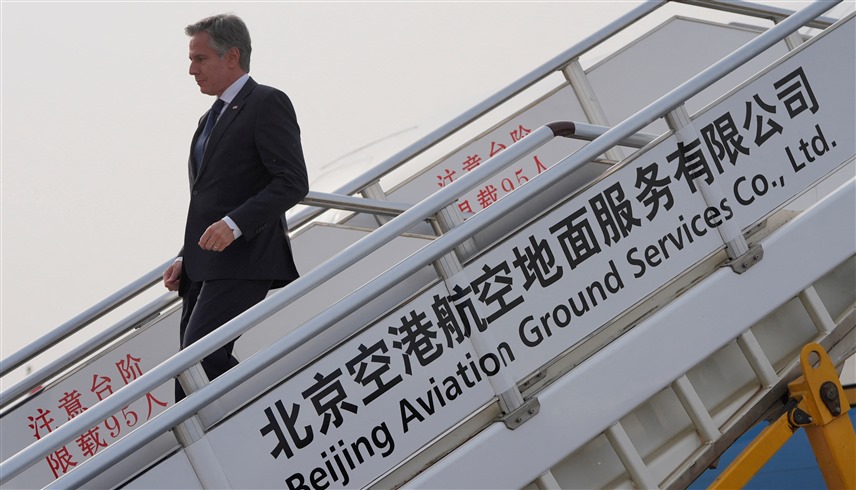 وزير الخارجية الأمريكية أنتوني بلينكن لحظة وصوله الصين (رويترز)