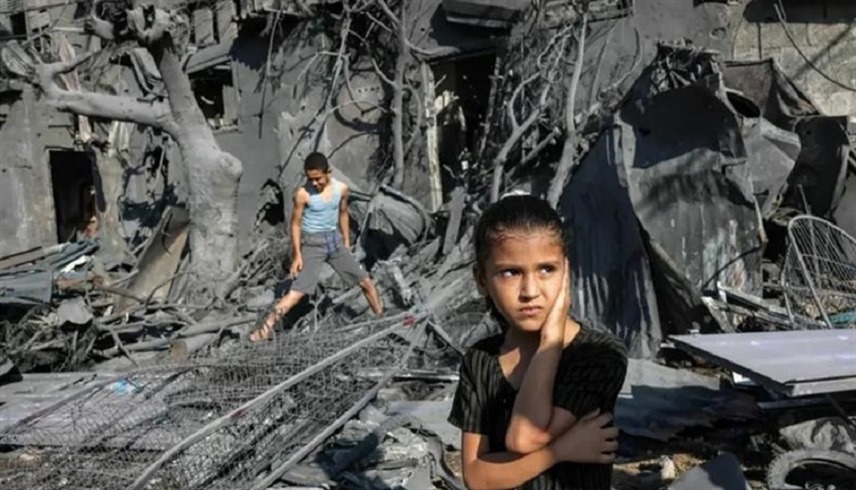طفلة وطفل فلسطينيان في غزة وسط الأنقاض (أرشيف)