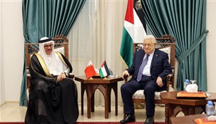 وزير خارجية البحرين يدعو عباس للمشاركة في القمة العربية
