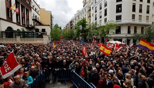 هدد بالاستقالة من منصبه .. آلاف في مدريد يتمسكون بسانشيز في السلطة 