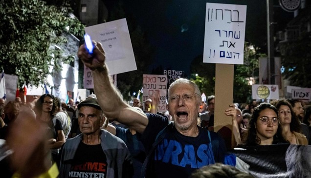 متظاهرون إسرائيليون يخترقون الحواجز الأمنية ويقتربون من منزل نتانياهو