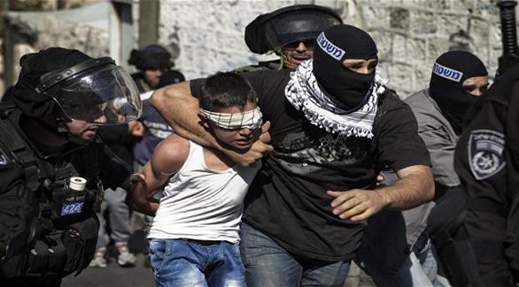 قوات الاحتلال الإسرئيلي تعتقل طفلاً فلسطينياً (أرشيف)