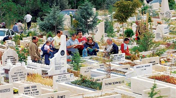أتراك يتلون القرآن على أقاربهم في إحدى المقابر (زمان)