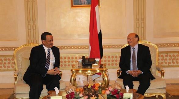 الرئيس اليمني عبدربه منصور هادي والمبعوث الأممي لليمن إسماعيل ولد الشيخ (أرشيف)