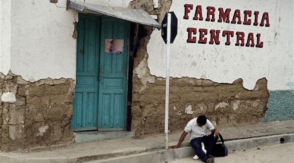 رجل يجلس قرب أحد المباني المهجورة في سلفادور (أرشيف)
