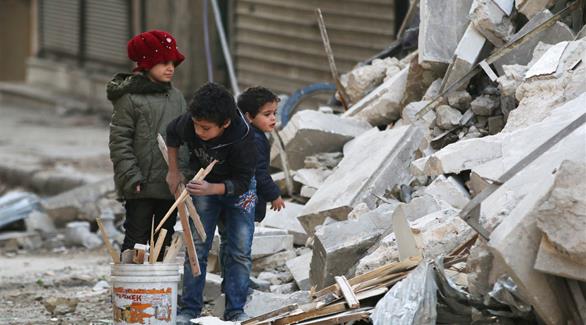 أطفال يجمعون الحطف بحي الشعار في حلب (رويترز)
