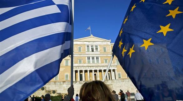العلم اليوناني بجوار علم الاتحاد الأوروبي (أرشيف)