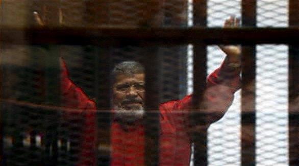 مرسي خلف القضبان (أرشيف)