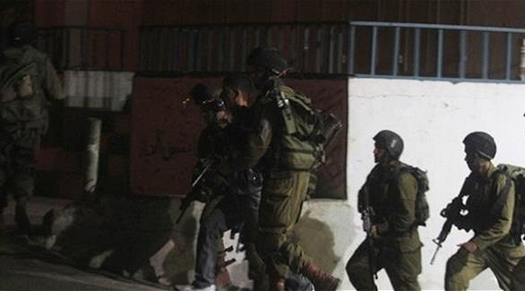 قوات الاحتلال الإسرئيلي تعتقل فلسطينياً (أرشيف)