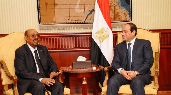 الرئيس المصري عبد الفتاح السيسي ونظيره السوداني عمر البشير(أرشيف)