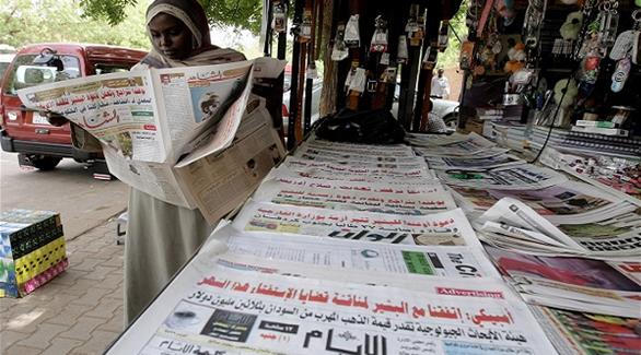 سودانية تُطالع صحيفة في الخرطوم (أرشيف)