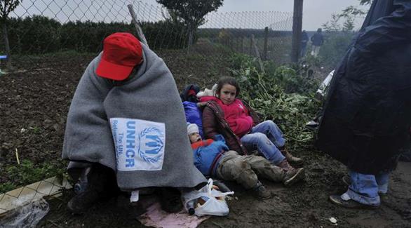 لاجئون بينهم أطفال تحت المطر والبرد (أرشيف)