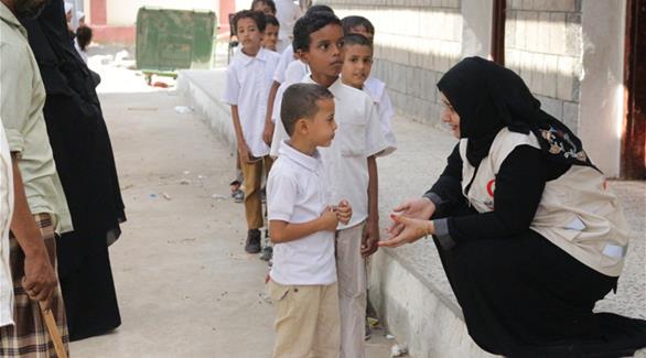 الهلال الأحمر الإماراتي يوزع 200 حقيبة مدرسية في مدارس بئر فضل بالمنصورة وسط عدن باليمن (المصدر)