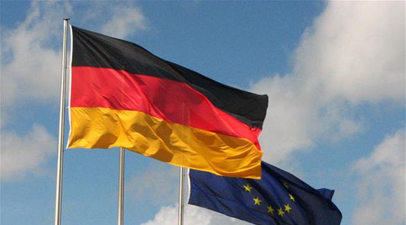 العلم الألماني بجانب علم الاتحاد الأوروبي (أرشيف)