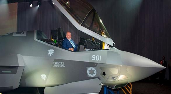 وزير الدفاع الإسرائيلي أفيغدور ليبرمان في طائرة إف 35 الجديدة (أرشيف)
