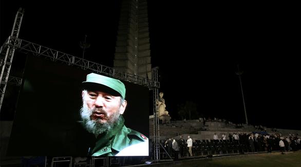 صورة الزعيم الراحل فيدل كاسترو على شاشة كبيرة في ساحة الثورة في هافانا (رويترز)