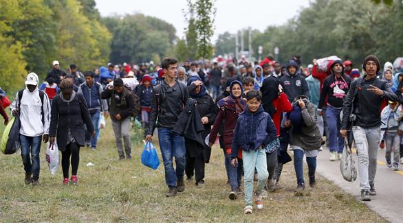 لاجئون في طريقهم إلى أوروبا (رويترز)