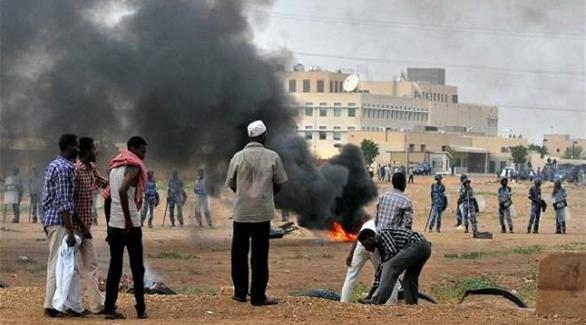 محتجون سودانيون يواجهون رجال الأمن في مواجهات سابقة (أرشيف)