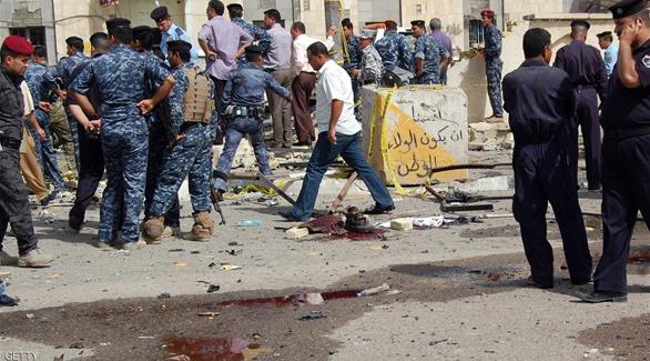 الشرطة العراقية تعاين أحد أماكن التفجير (أرشيف)