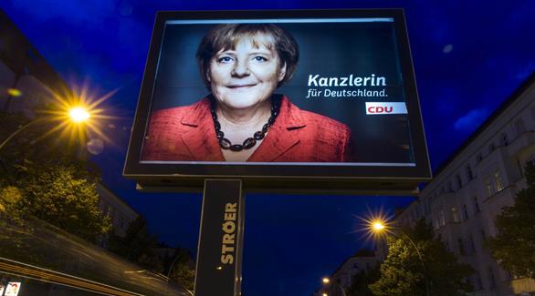 لافتة تحمل صورة للمستشارة الألمانية أنجيلا ميركل في شوارع برلين (أرشيف)