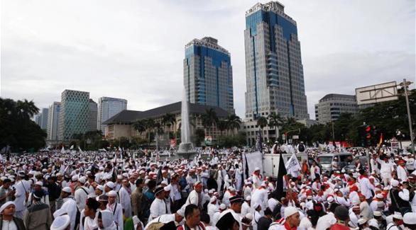 آلاف المسلمين يتظاهرون ضد حاكم جاكرتا للمطالبة بتوقيفه بتهمة الكفر (رويترز)