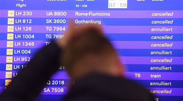 مسافر ينظر إلى لائحة الإقلاع والهبوط في مطار فرانكفورت الألماني (أ ف ب)