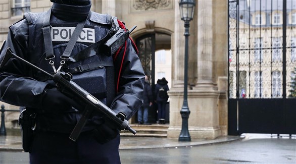 عنصر من الشرطة الفرنسية أمام قصر الأليزيه الرئاسي (أرشيف / رويترز)