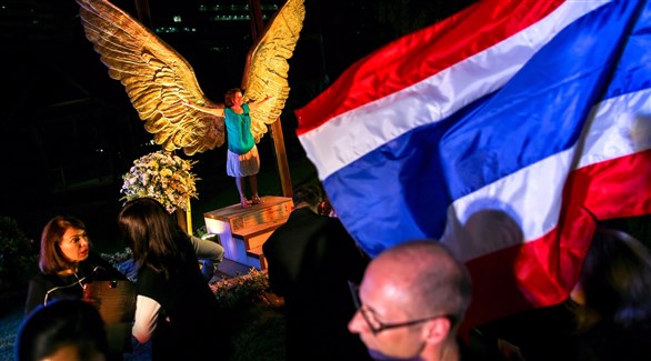 العلم التايلاندي بجانب تمثال "آلاس دي مكسيكو" الشهير المعروض في بانكوك (اي بي ايه)