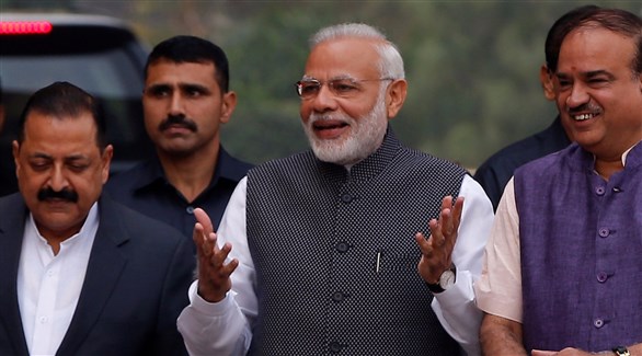 رئيس الوزراء الهندي (الوسط) (رويترز)