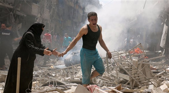 سكان أحد الأحياء في دمشق بعد غارات النظام (أرشيف)