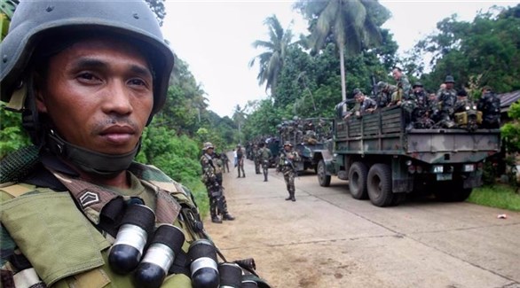 عناصر من الجيش الفليبيني قبيل إحد الهجمات (أرشيف / اي بي ايه)