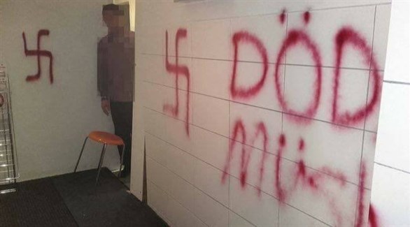 صلبان معقوفة وكتابات ضد الإسالم على جدران المسجد (تويتر)