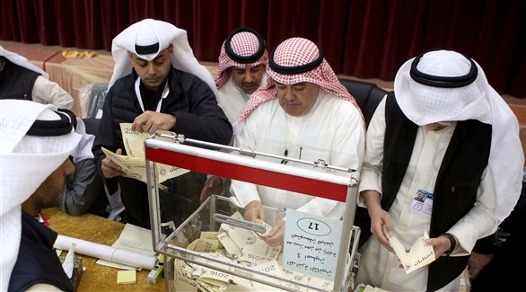 جانب من فرز أصوات انتخابات الأمة في الكويت (أ ف ب)
