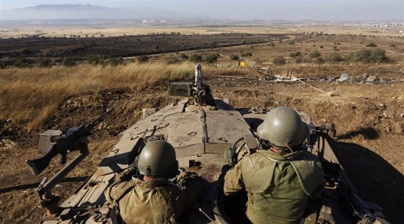 عناصر من الجيش السوري يطلون على الأراضي السورية (رويترز)