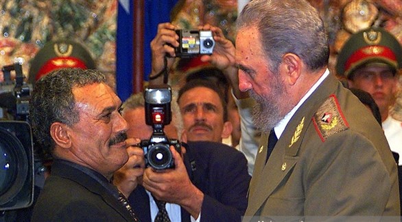 الزعيم الكوبي الراحل فيدل كاسترو والمخلوع صالح (غيتي)