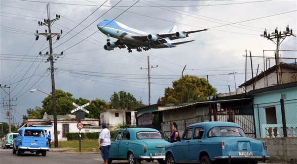 طائرة الرئيس الأمريكي تحلق فوق منازل كوبا في مارس العام الحالي (رويترز)