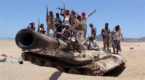عناصر من القاومة الشعبية فوق إحدى الدبابات في عدن (أرشيف / رويترز)