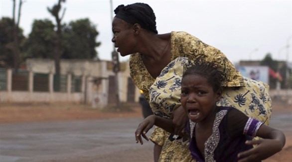 أم وابنتها يربان من الاشتباكات المسلحة في أفريقيا الوسطى (أرشيف)