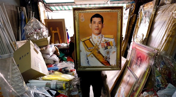 بائع في تايلاند يحمل صورة ولي العهد داخل متجره (اي بي ايه)