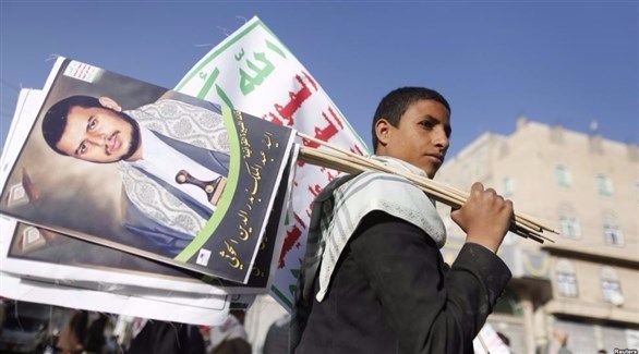 مناصر للحوثي أثناء تحضيره لمشاركة في اعتصام باليمن (أرشيف / رويترز)