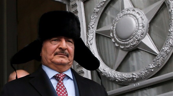 قائد الجيش الليبي خليفة حفتر أثناء زيارته إلى موسكو (رويترز)