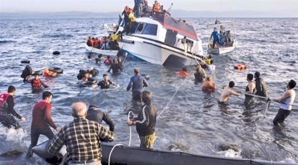 محاولات لإنقاذ قارب مهاجرين في المياه الإقليمية المصرية (أرشيف)