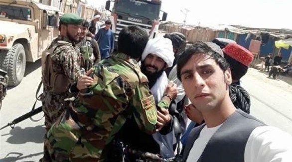 مقاتلون من طالبان مع جنود أفغان خلال الهدنة (أرشيف) 