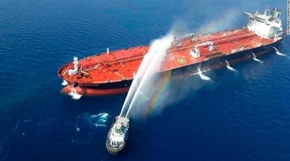 سفنية تخمد النار في ناقلة النفط التي تعرضت لهجوم في بحر عمان الخميس الماضي.(أرشيف)